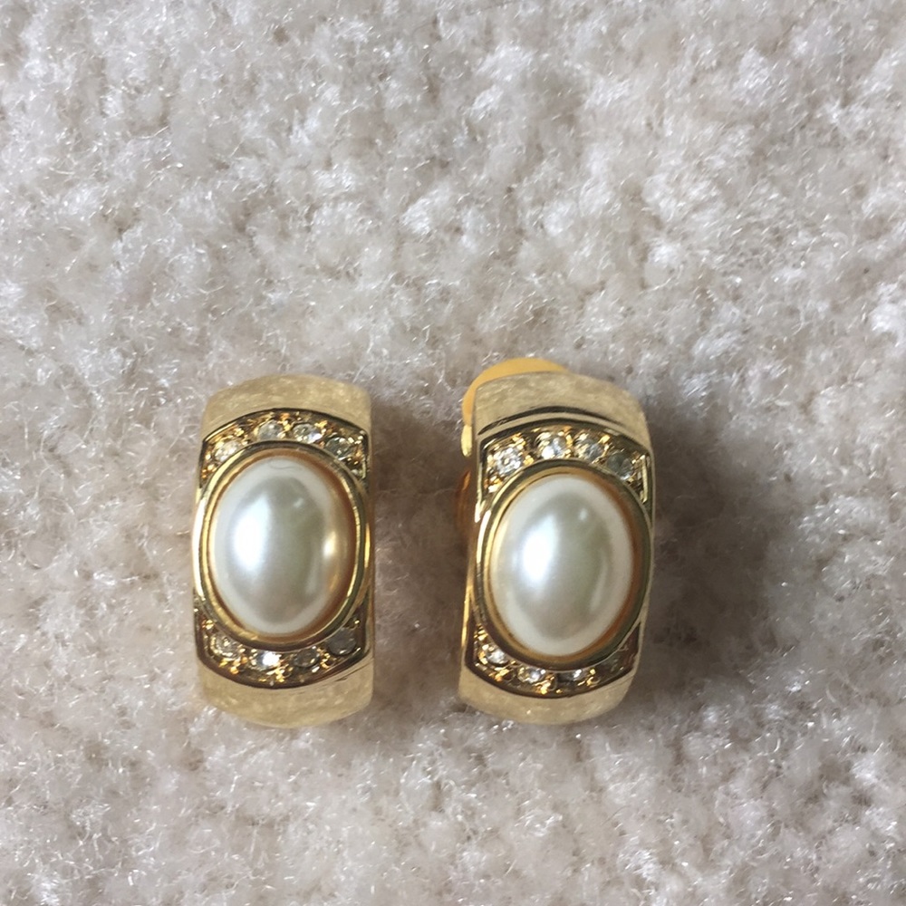 Vintage goldtone and pearl earrings